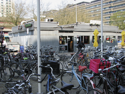 905584 Gezicht op het café-restaurant Diner 66 (Jaarbeursplein 31) te Utrecht, met op de voorgrond veel geparkeerde fietsen.